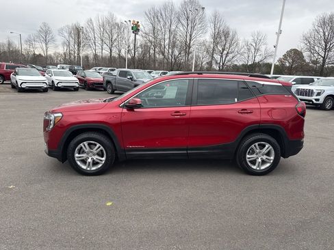 Used 2024 GMC Terrain SLE w/ Driver Convenience Package image 2