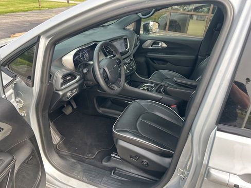 Used 2023 Chrysler Pacifica Limited w/ Uconnect Theater Family Group FWD image 18