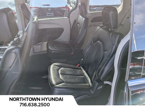 Used 2024 Chrysler Pacifica Touring-L image 31