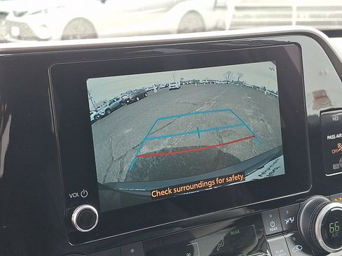 Used 2025 Toyota Highlander XLE AWD/4WD image 19