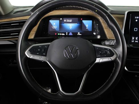 Used 2025 Volkswagen Atlas SE image 25