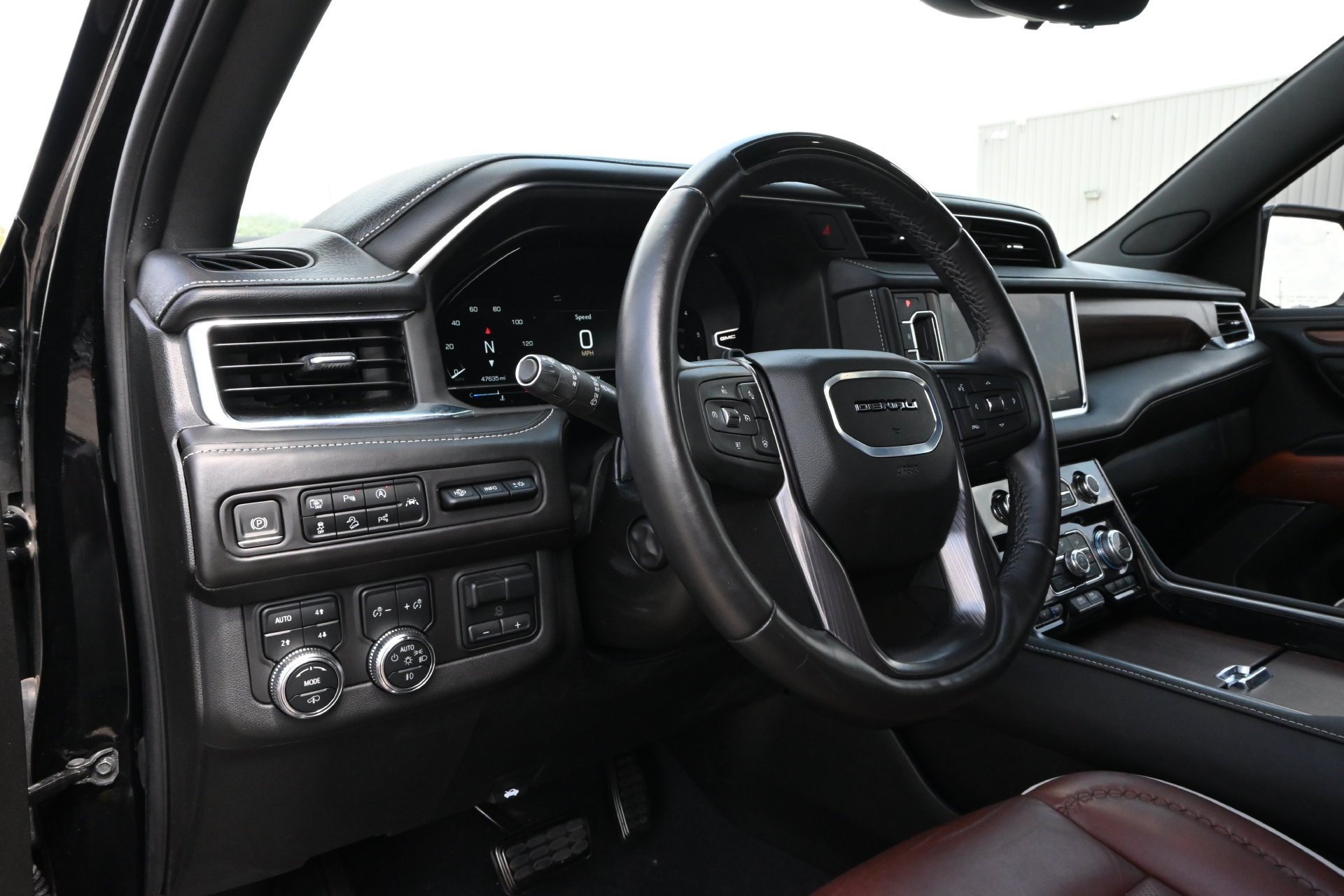 Used 2024 GMC Yukon XL Denali Ultimate AWD/4WD image 18