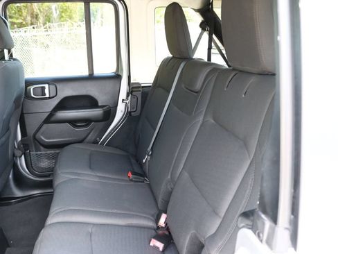 Used 2019 Jeep Wrangler Unlimited Sahara AWD/4WD image 15