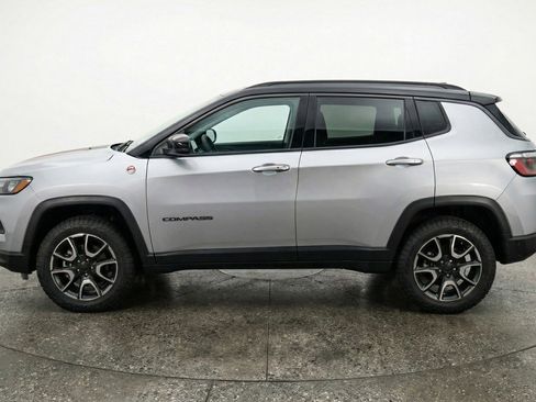 Used 2025 Jeep Compass Trailhawk image 5