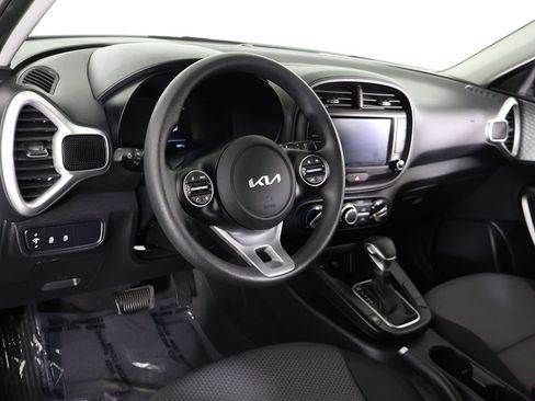 Used 2025 Kia Soul LX w/ LX Technology Package FWD image 25
