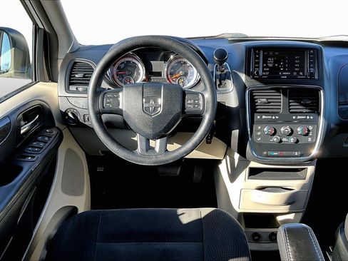 Used 2018 Dodge Grand Caravan SE w/ UConnect Hands-Free Group image 5