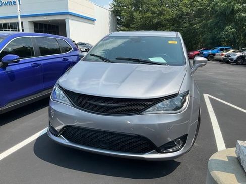 Used 2019 Chrysler Pacifica Touring Plus w/ Advanced Safetytec Group FWD image 10