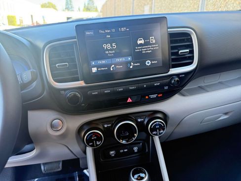 Used 2025 Hyundai Venue SEL image 17