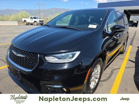 Used 2025 Chrysler Pacifica Select FWD image 1