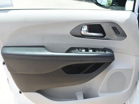 Used 2024 Chrysler Pacifica Touring-L FWD image 11