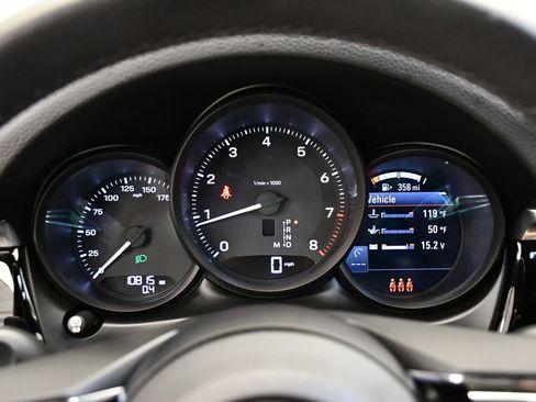 Used 2025 Porsche Macan image 26
