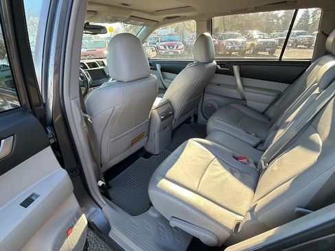 Used 2012 Toyota Highlander SE image 10