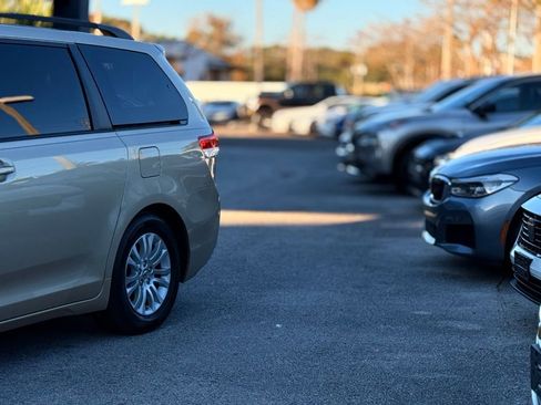 Used 2012 Toyota Sienna XLE image 2