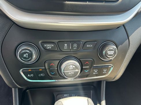 Used 2017 Jeep Cherokee Limited w/ Technology Group FWD image 18