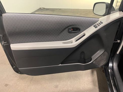 Used 2010 Toyota Yaris 2-Door Hatchback image 15