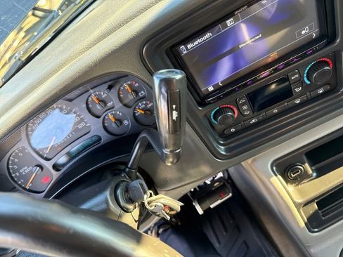 Used 2006 Chevrolet Suburban LT w/ Preferred Equipment Group image 27