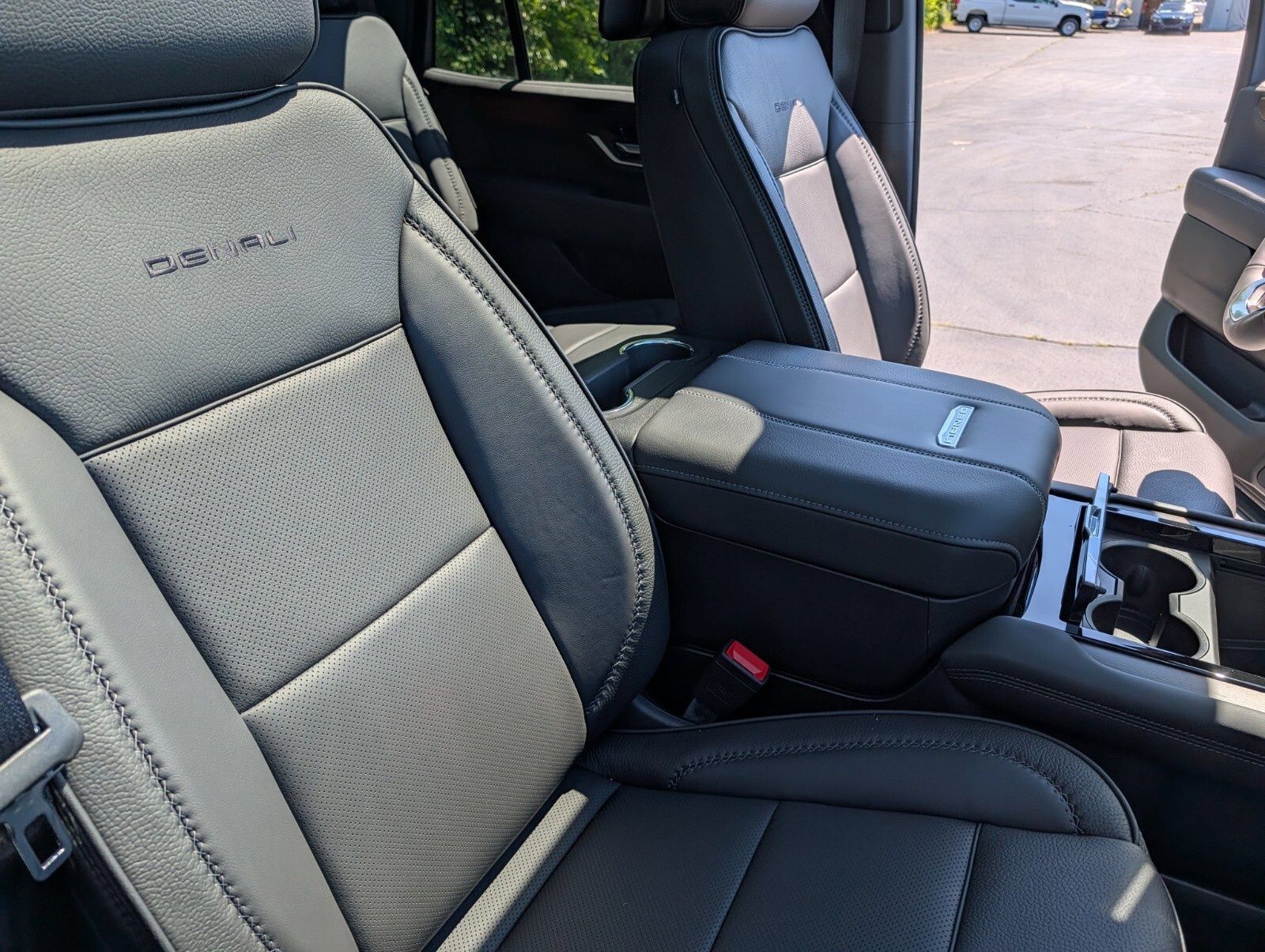 New 2026 GMC Yukon Denali w/ Denali Reserve Package AWD/4WD image 31