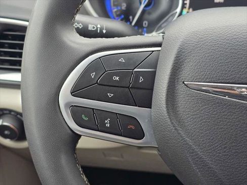 Certified 2023 Chrysler Pacifica Touring-L FWD image 34