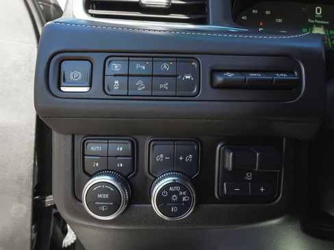 Used 2023 GMC Yukon XL Denali Ultimate AWD/4WD image 17