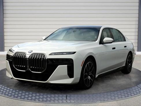 Used 2023 BMW i7 xDrive60 w/ Executive Package 2 AWD/4WD image 4