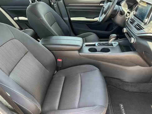 Used 2025 Nissan Altima 2.5 SV FWD image 22