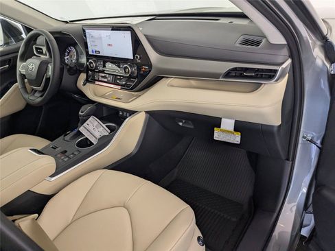 Used 2025 Toyota Highlander XLE FWD image 5