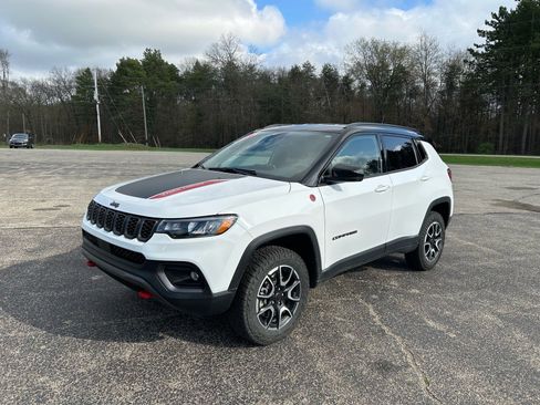 Used 2025 Jeep Compass Trailhawk AWD/4WD image 2