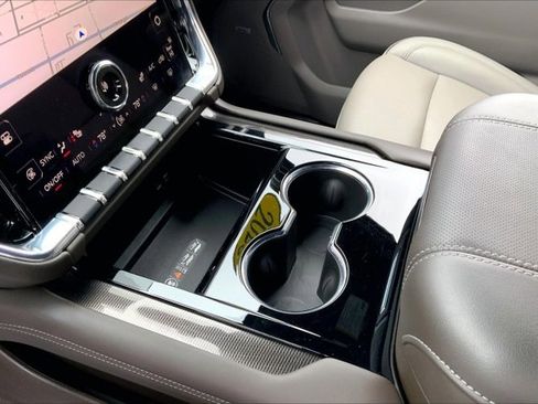 Used 2025 GMC Yukon Elevation image 17