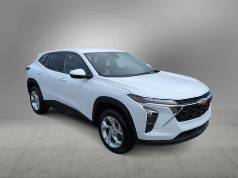 Used 2025 Chevrolet Trax LS w/ LS Convenience Package FWD image 2