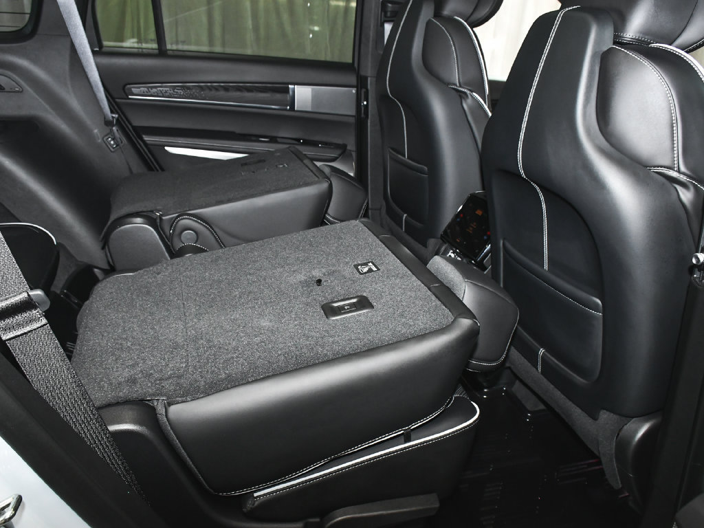 Used 2026 Cadillac Vistiq Platinum w/ LPO, Floor Liner Package AWD/4WD image 59