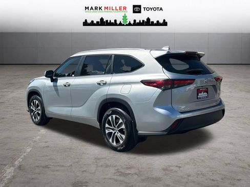 Used 2023 Toyota Highlander XLE AWD/4WD image 3