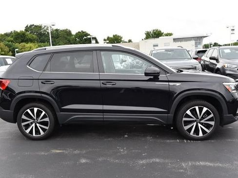 Used 2024 Volkswagen Taos SE w/ MDO Package FWD image 5