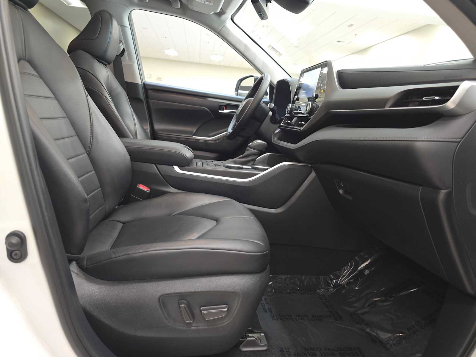 Used 2020 Toyota Highlander XLE AWD/4WD image 27