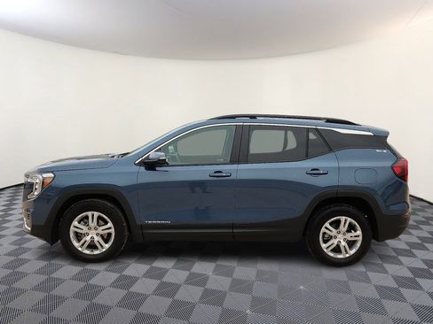 Used 2024 GMC Terrain SLE w/ Driver Convenience Package FWD image 2