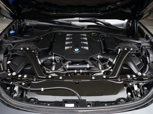 Used 2024 BMW 760i xDrive w/ Premium Package 2 image 30