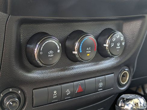 Used 2018 Jeep Wrangler Unlimited Sahara w/ Connectivity Group AWD/4WD image 19