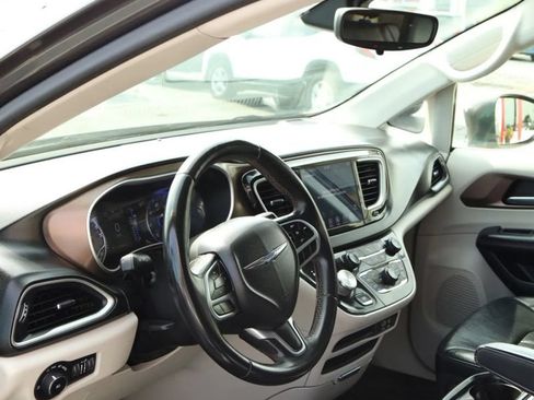Used 2018 Chrysler Pacifica Touring-L FWD image 15