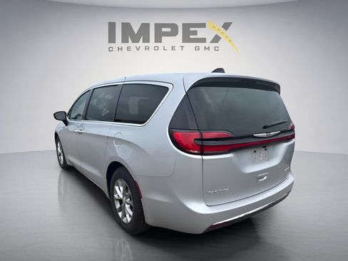 Used 2026 Chrysler Pacifica Limited FWD image 2