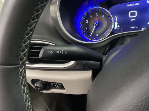 Used 2024 Chrysler Pacifica Touring-L image 23