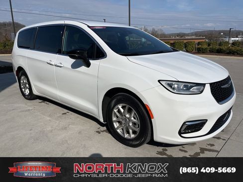 Used 2025 Chrysler Pacifica Select image 26