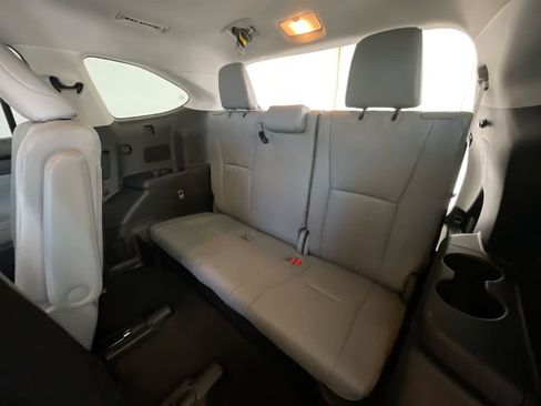 Used 2020 Toyota Highlander XLE image 24