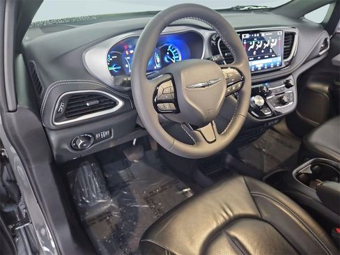 Used 2022 Chrysler Pacifica Touring-L w/ S Appearance Package image 13