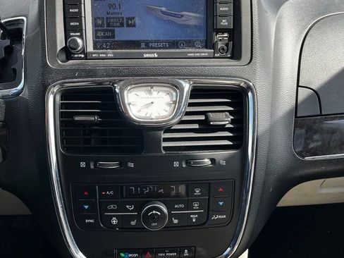 Used 2011 Chrysler Town & Country Touring-L w/ Entertainment Group #2 FWD image 16