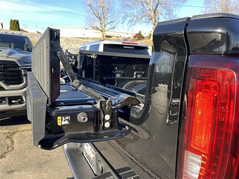 Used 2025 GMC Sierra 1500 SLT image 13