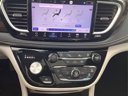 Certified 2024 Chrysler Pacifica Limited image 22