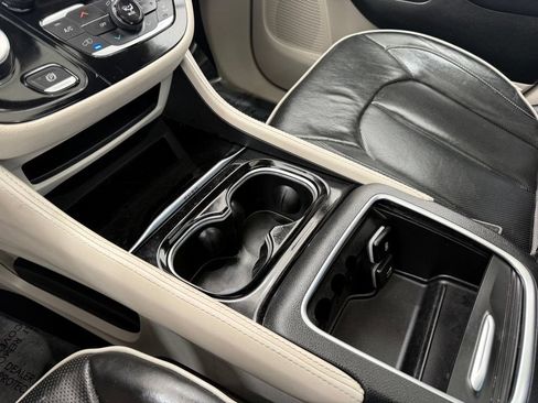 Used 2023 Chrysler Pacifica Limited FWD image 44