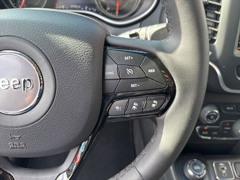 Used 2023 Jeep Cherokee Altitude Lux image 31