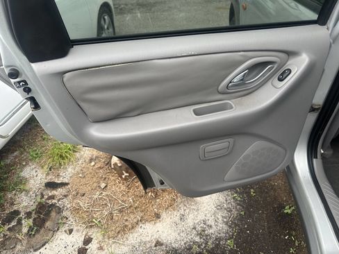 Used 2001 MAZDA Tribute ES image 19