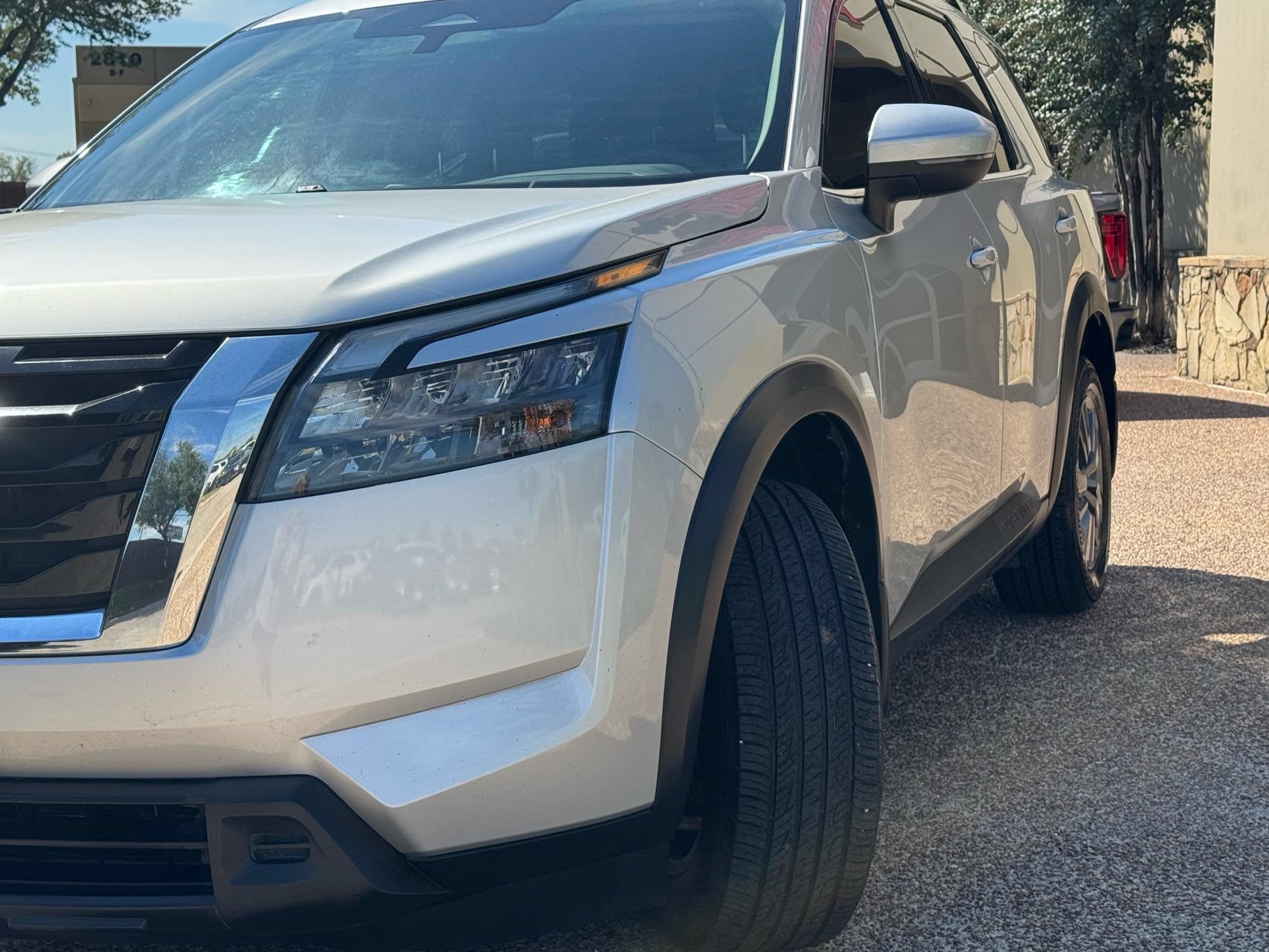 Used 2025 Nissan Pathfinder SV FWD image 3