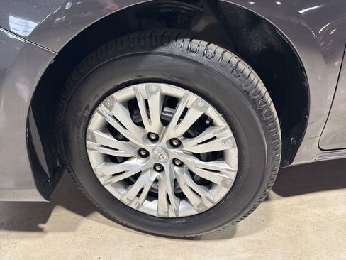 Used 2014 Toyota Camry LE FWD image 2